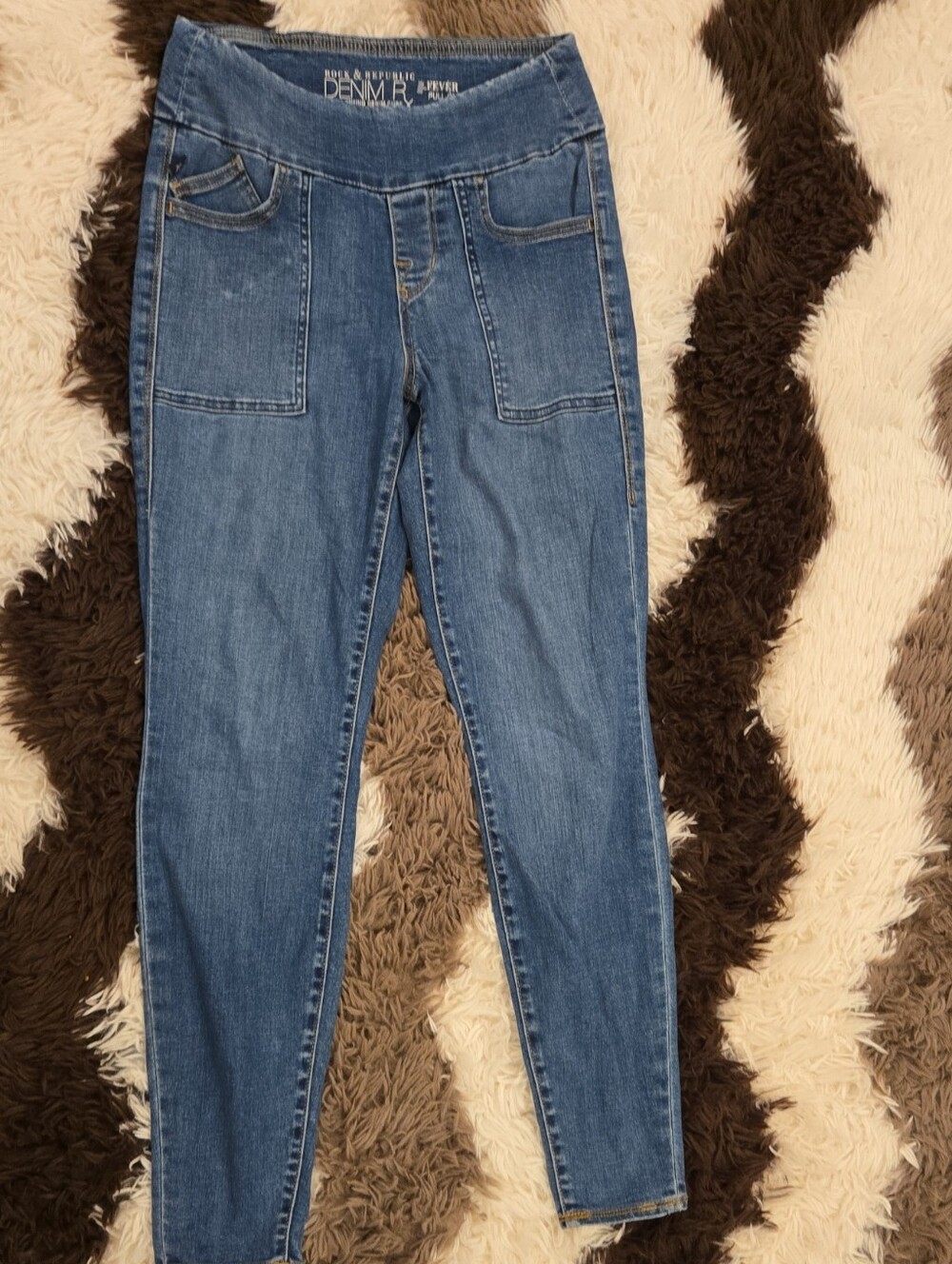 Rock & Republic Women Jeggings With Two Front & Back Pockets, Tapered Bottom.